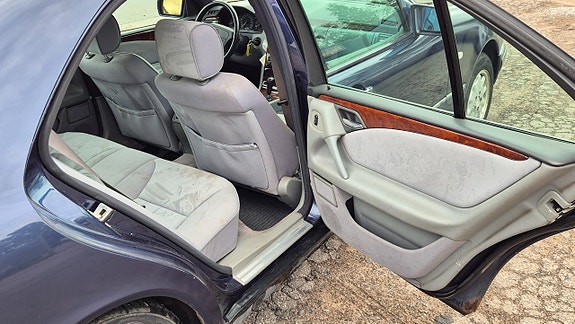 Mercedes-Benz E230 11 of 12