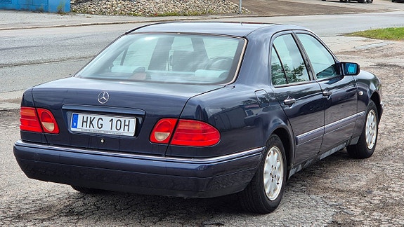 Mercedes-Benz E230 5 of 12