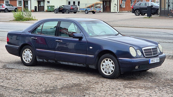 Mercedes-Benz E230 4 of 12