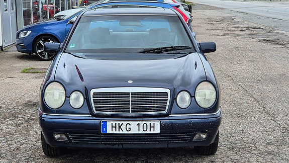 Mercedes-Benz E230 3 of 12