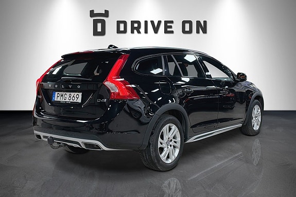 Volvo V60 Cross Country 3 of 18