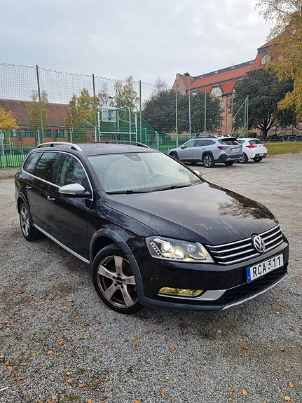 Volkswagen Passat Alltrack 2 of 7