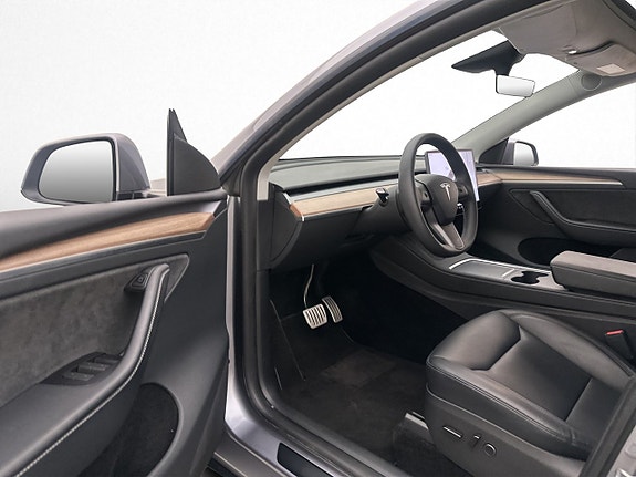 Tesla Model Y 11 of 30