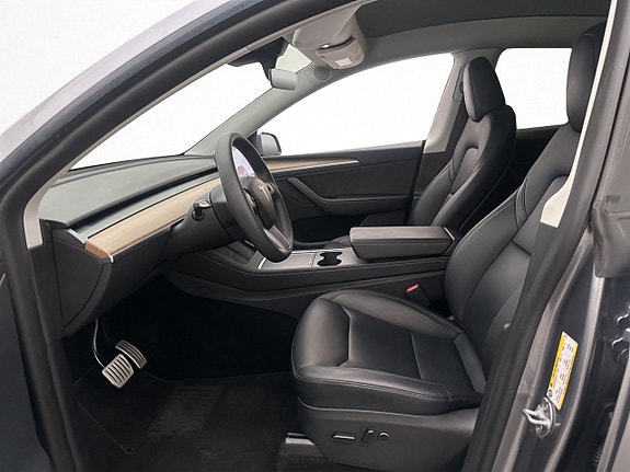 Tesla Model Y 12 of 30
