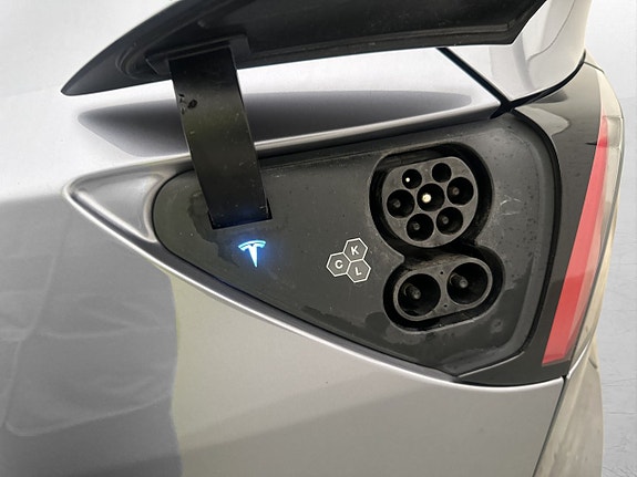 Tesla Model Y 26 of 30