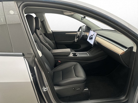 Tesla Model Y 28 of 30
