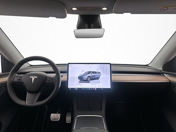 Tesla Model Y 27 of 30