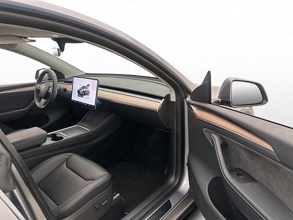 Tesla Model Y 29 of 30