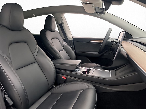 Tesla Model Y 26 of 30