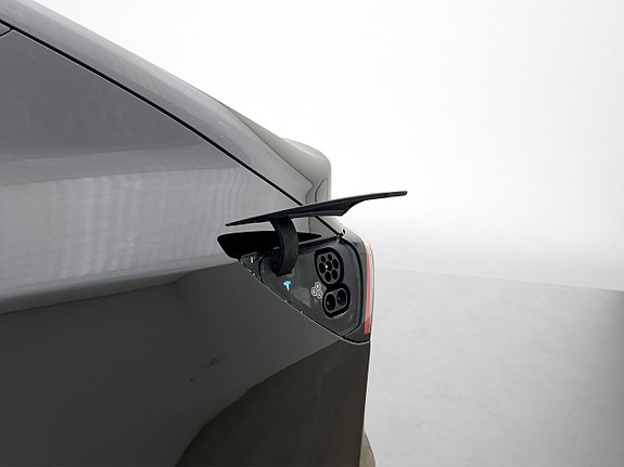 Tesla Model Y 24 of 30