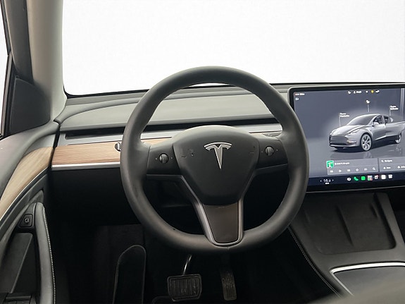 Tesla Model Y 25 of 30