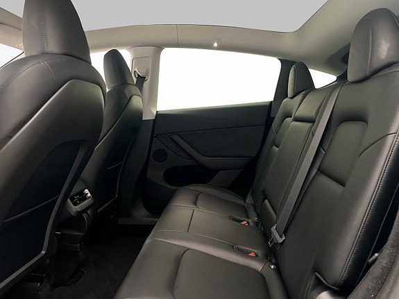 Tesla Model Y 28 of 30