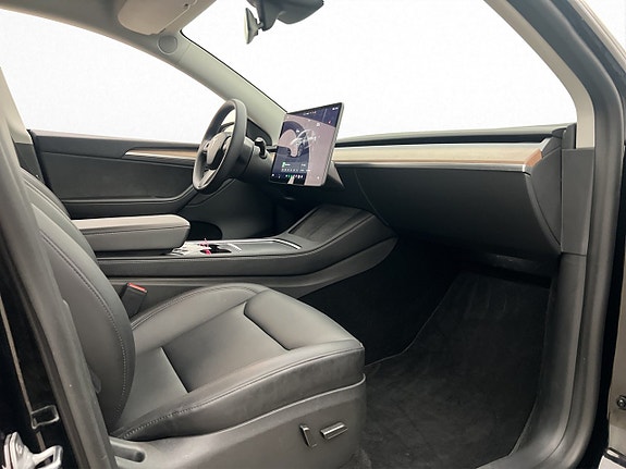 Tesla Model Y 27 of 30