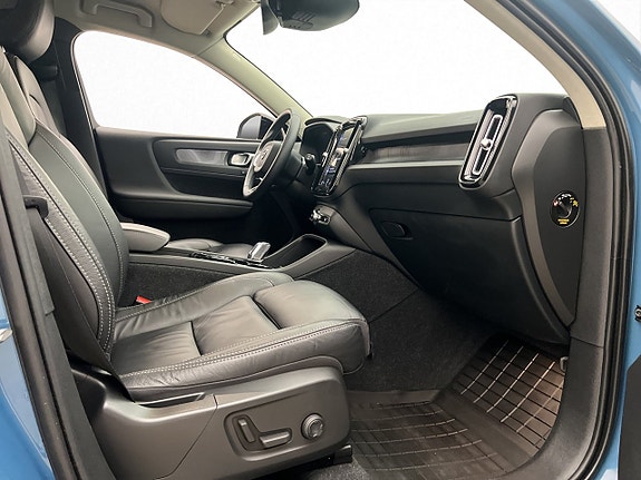 Volvo XC40 30 of 30
