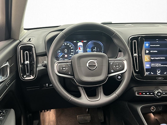 Volvo XC40 10 of 30
