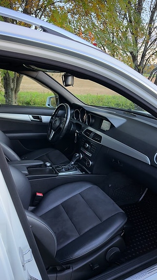 Mercedes-Benz C220 3 of 7