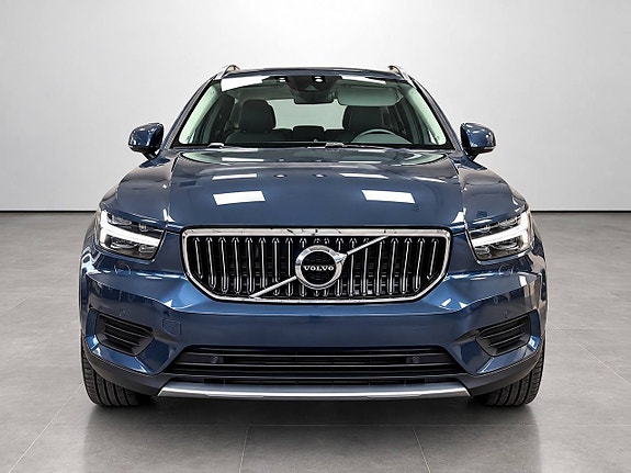 Volvo XC40 2 of 9