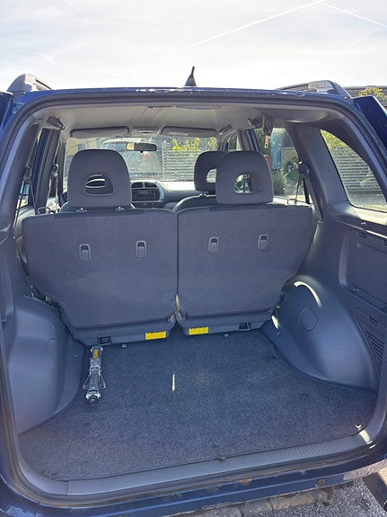 Toyota RAV4 4 of 7