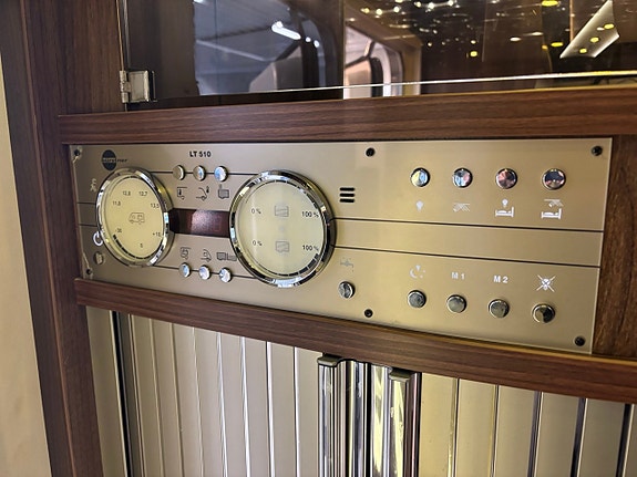 Bürstner Elegance 821 3.0 ALDE Dragkrok AC Bil/Bodel Kamkedja 4Bädd Markis 12 of 16