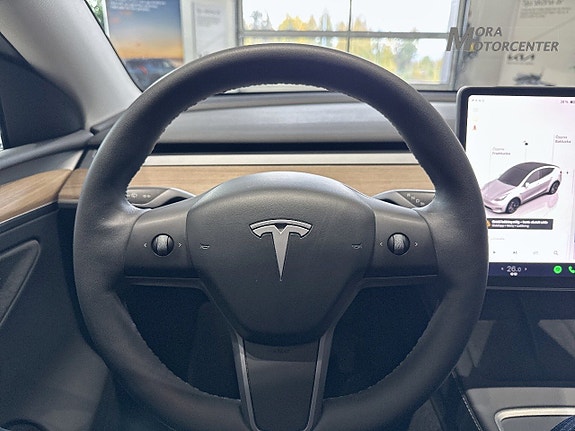 Tesla Model Y 10 of 14
