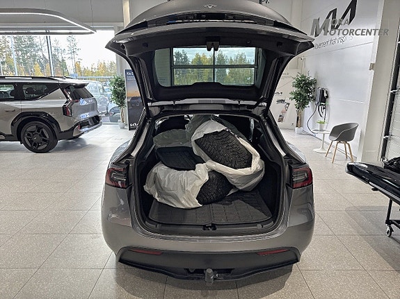 Tesla Model Y 14 of 14