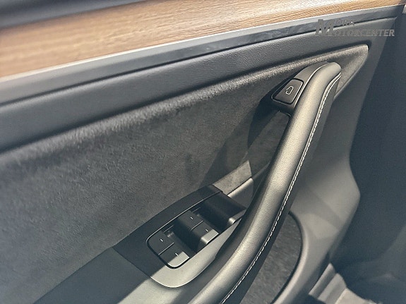 Tesla Model Y 8 of 14