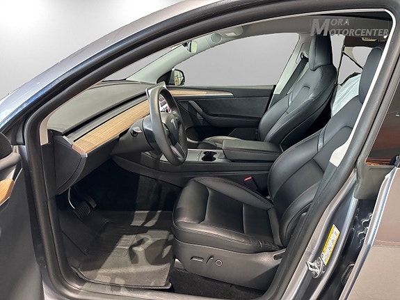 Tesla Model Y 9 of 14