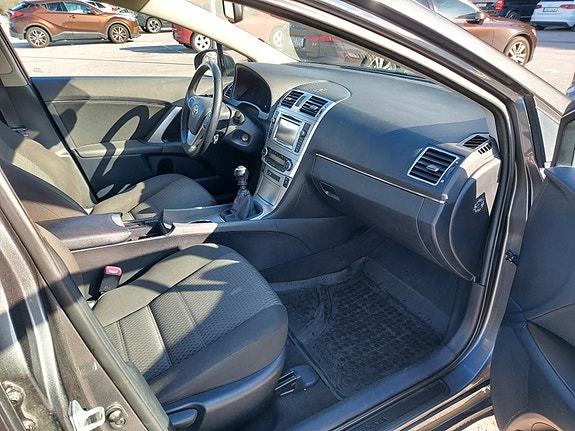 Toyota Avensis 9 of 12