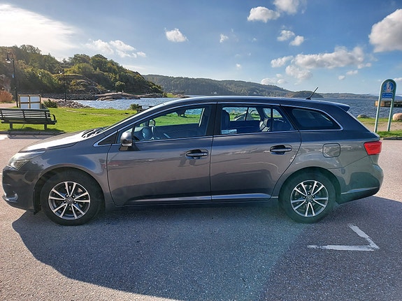 Toyota Avensis 2 of 12