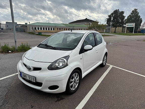 Toyota Aygo 2 of 3