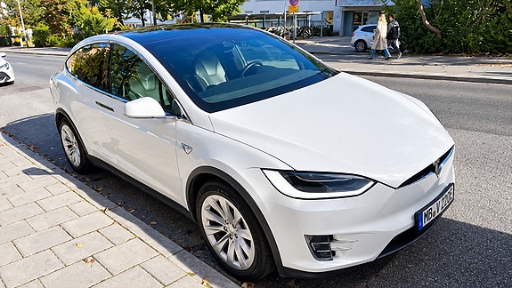 Tesla Model X 3 of 4