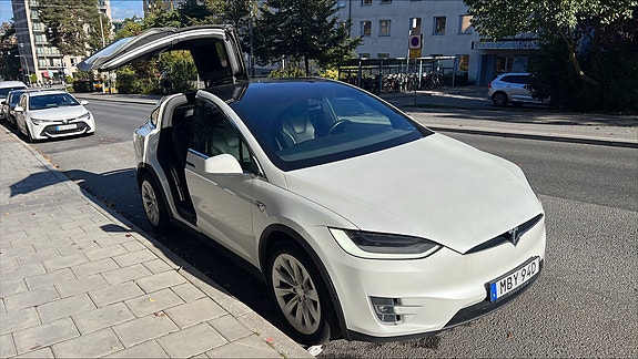 Tesla Model X 2 of 4