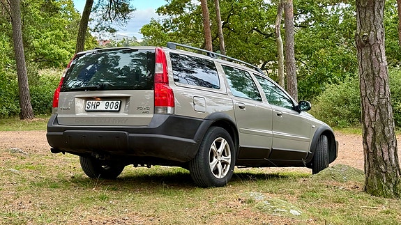 Volvo XC70 2 of 7