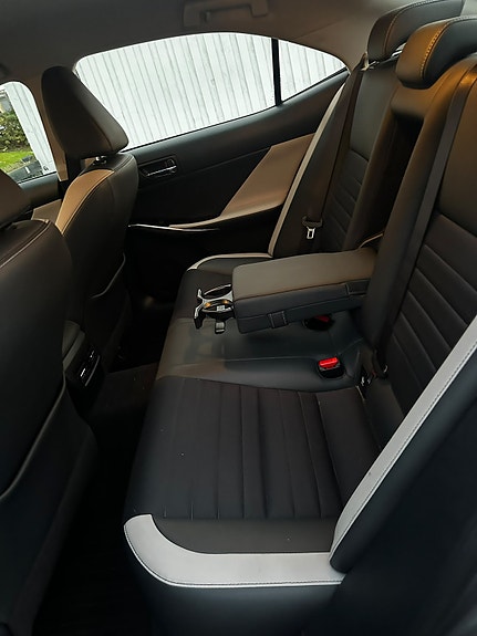 Lexus IS300h 5 of 6