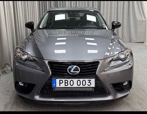 Lexus IS300h 4 of 6