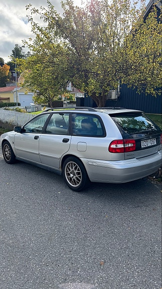 Volvo V40 2 of 6