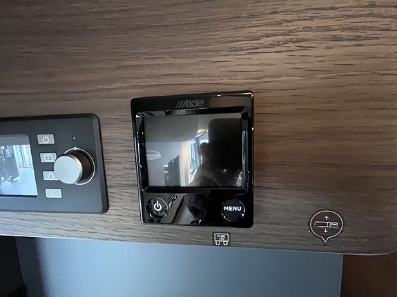Adria Sonic Supreme 700 DL / ALDE / Hydraulben / Solcell / Automat / Långbäddar 25 of 26