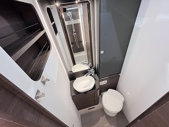 Adria Sonic Supreme 700 DL / ALDE / Hydraulben / Solcell / Automat / Långbäddar 18 of 26