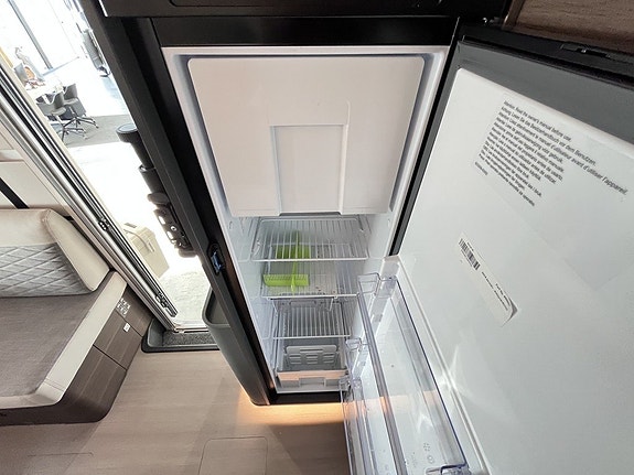 Adria Sonic Supreme 700 DL / ALDE / Hydraulben / Solcell / Automat / Långbäddar 14 of 26