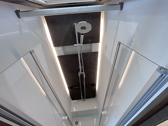 Adria Sonic Supreme 700 DL / ALDE / Hydraulben / Solcell / Automat / Långbäddar 16 of 26