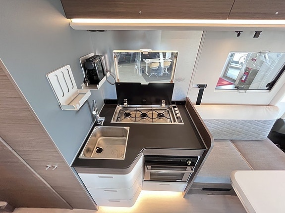 Adria Sonic Supreme 700 DL / ALDE / Hydraulben / Solcell / Automat / Långbäddar 12 of 26