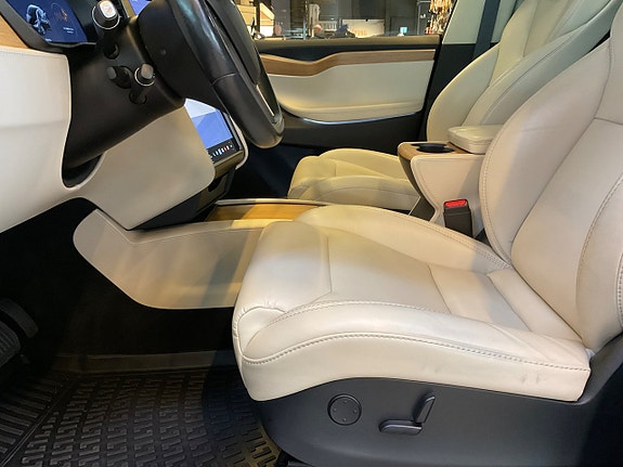 Tesla Model X 10 of 18