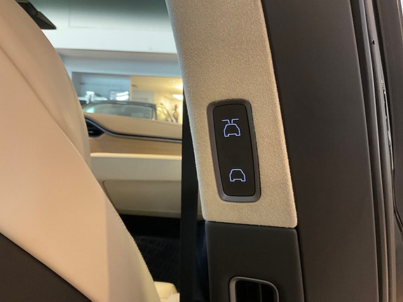 Tesla Model X 16 of 18