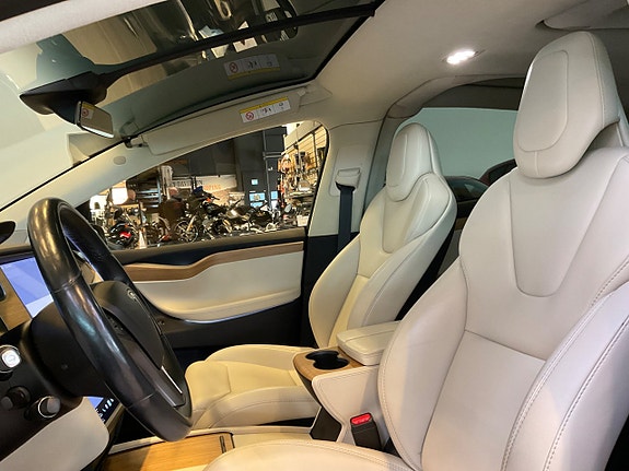 Tesla Model X 9 of 18