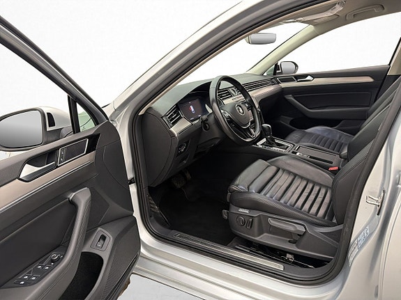 Volkswagen Passat 13 of 30
