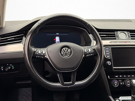 Volkswagen Passat 14 of 30
