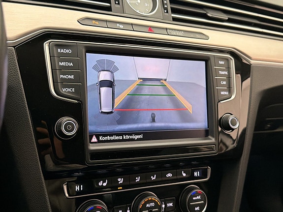 Volkswagen Passat 19 of 30