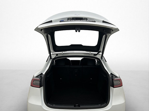 Tesla Model Y 11 of 30