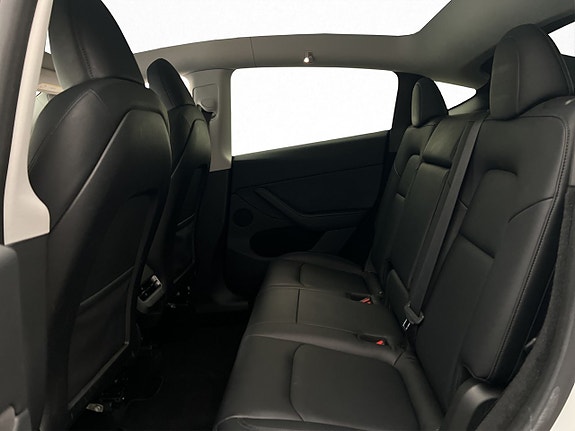Tesla Model Y 28 of 30