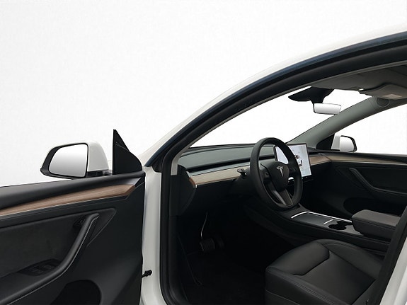 Tesla Model Y 13 of 30